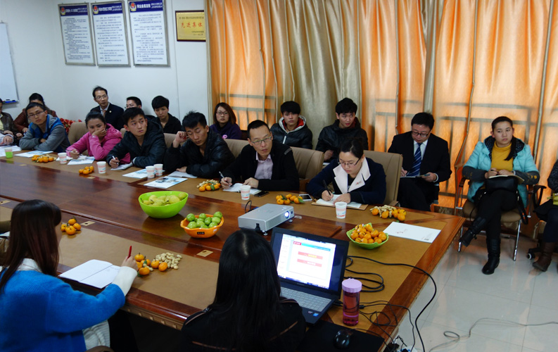 天度第四屆客戶沙龍及網(wǎng)絡(luò)營(yíng)銷(xiāo)分享會(huì)于2013年10月23日舉行，30余家客戶參加了本次沙龍和講座，并給予高度贊許和認(rèn)可。事實(shí)證明，天度在不斷強(qiáng)化產(chǎn)品和服務(wù)品質(zhì)的同時(shí)，我們還持續(xù)不斷加強(qiáng)對(duì)客戶網(wǎng)站運(yùn)營(yíng)和營(yíng)銷(xiāo)推廣上的支持。選擇天度，就是選擇了一條通往新媒體營(yíng)銷(xiāo)和電子商務(wù)的捷徑。