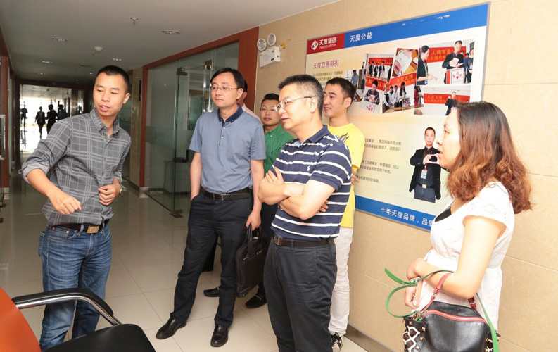 重慶市渝北區(qū)人民政府相關(guān)領(lǐng)導(dǎo)蒞臨云南天度集團(tuán)考察，雙方將于近日簽訂投資合同，天度集團(tuán)將在重慶投資設(shè)立控股子公司和200人規(guī)模的技術(shù)研發(fā)基地