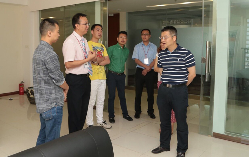 重慶市渝北區(qū)人民政府相關(guān)領(lǐng)導(dǎo)蒞臨云南天度集團(tuán)考察，雙方將于近日簽訂投資合同，天度集團(tuán)將在重慶投資設(shè)立控股子公司-重慶天度網(wǎng)絡(luò)信息技術(shù)有限公司，并建立200人規(guī)模的專業(yè)技術(shù)研發(fā)基地，此后將大大增強(qiáng)天度技術(shù)研發(fā)實(shí)力和公司綜合優(yōu)勢(shì)