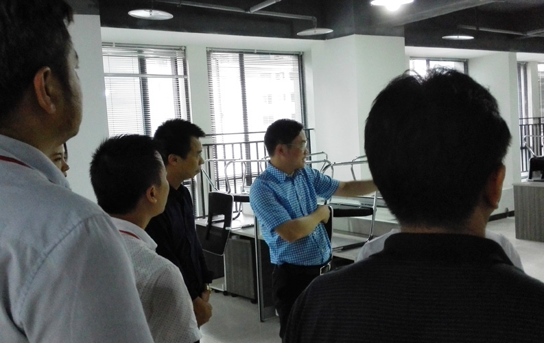 賴區(qū)長鼓勵重慶天度網(wǎng)絡(luò)公司要多進行創(chuàng)新，并就天度未來發(fā)展方向做出重要指示。