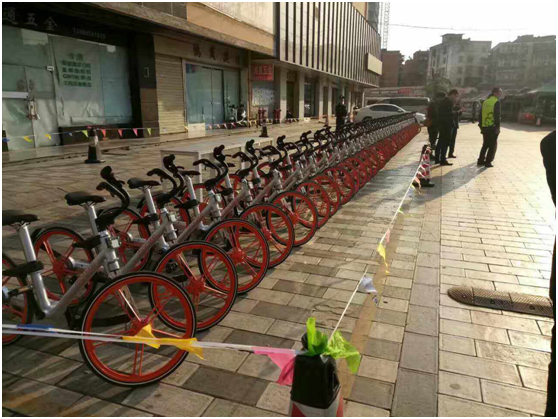 上午11點(diǎn)，云南天度投資集團(tuán)有限公司、云紡商業(yè)區(qū)、昆明悅動(dòng)文化傳播有限公司、云南北瑞兔司機(jī)新能源汽車科技有限公司、moblke摩拜單車許多商戶踴躍參加，由150余名志愿者組成的隊(duì)伍開始了浩浩蕩蕩的4公里公益徒步，目的是鼓勵(lì)大家使用零污染的交通工具，降低自然資源的耗損，同時(shí)也是為了讓市民能夠熟知這樣的出行方式，倡導(dǎo)綠色出行。