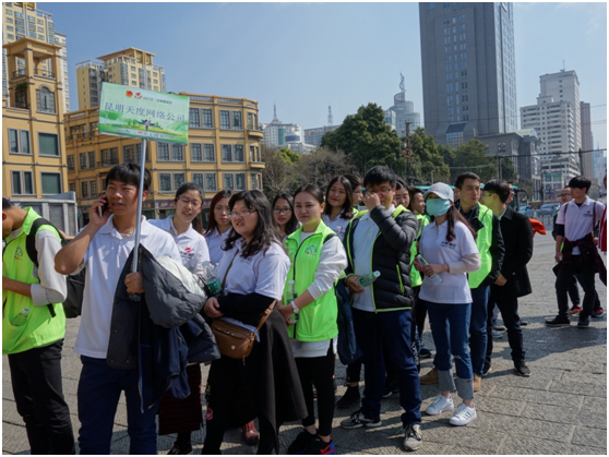 雷鋒精神，人人可學(xué);奉獻(xiàn)愛(ài)心，處處可為。積小善為大善，善莫大焉。當(dāng)有人需要幫助時(shí)，大家搭把手、出份力，社會(huì)將變得更加美好。